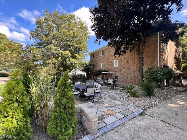 Building Photo - 7281 Meadowlawn Dr