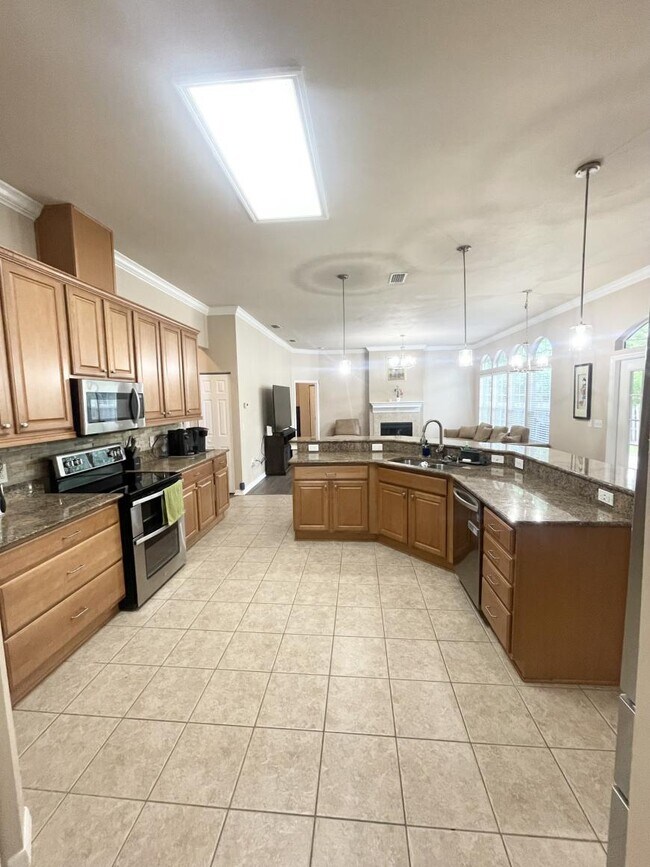 Building Photo - 4 bedroom in Gainesville FL 32606