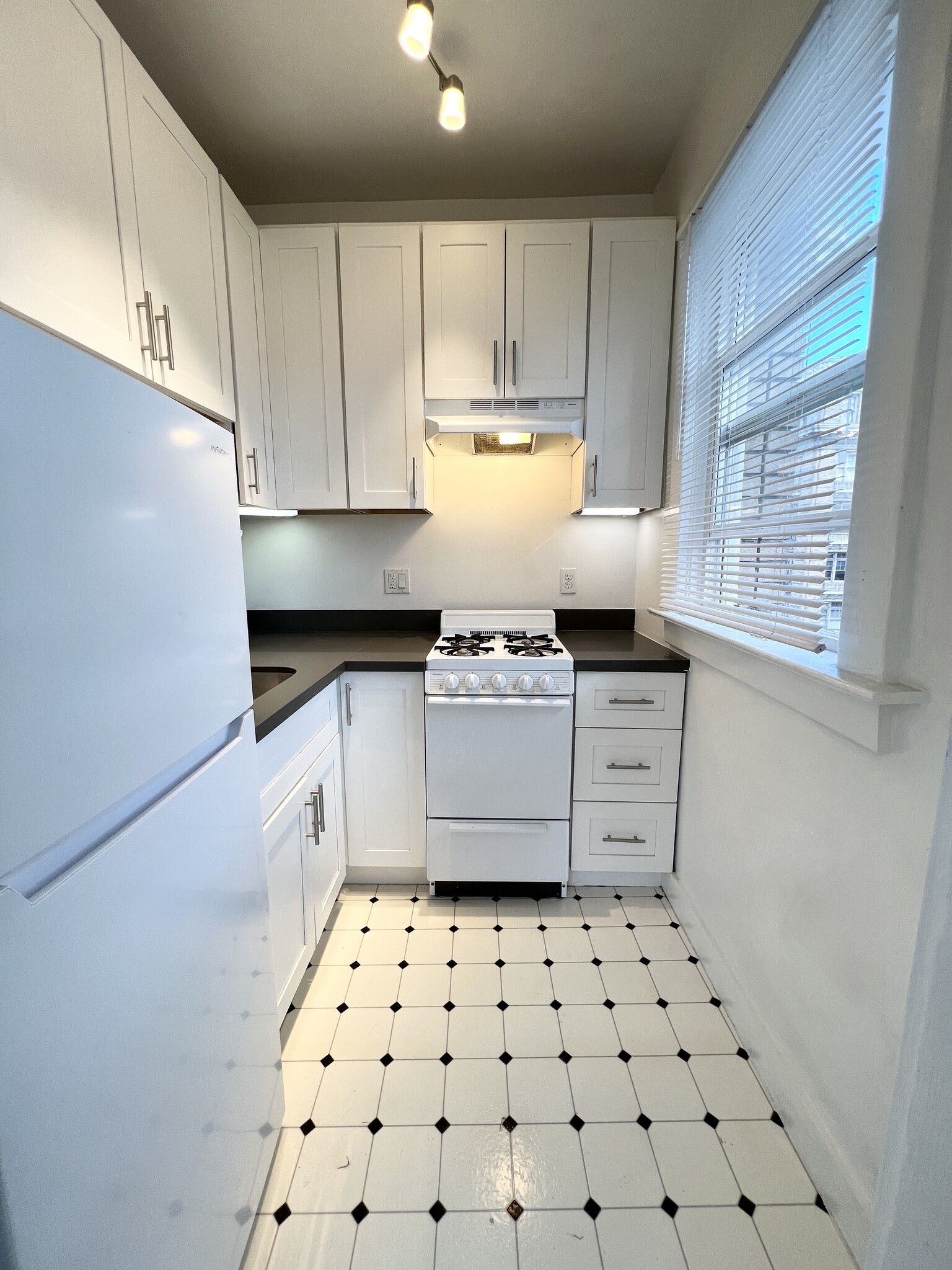 Building Photo - 711 Leavenworth St