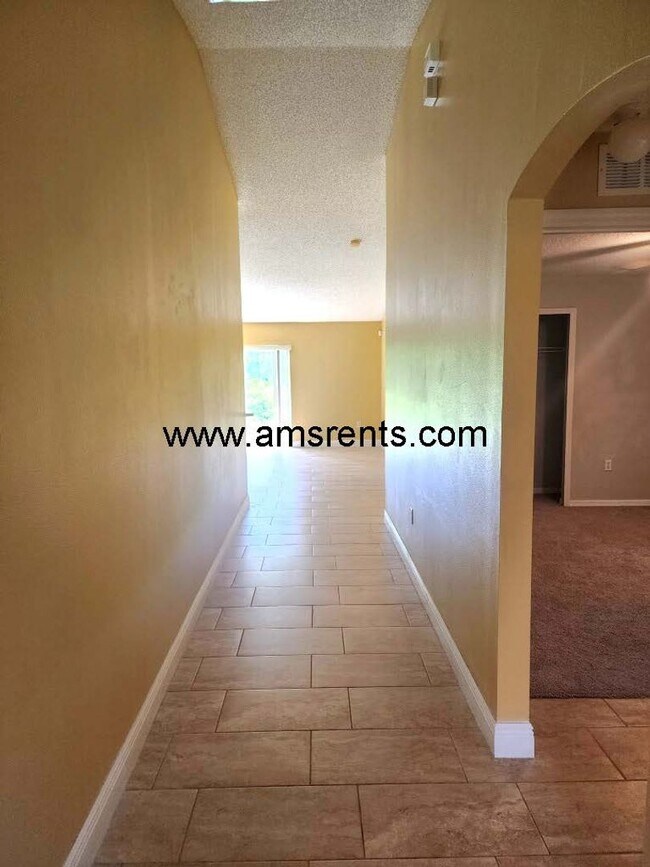 Building Photo - Large 4/2 Home With 2 Car Garage In Poinciana