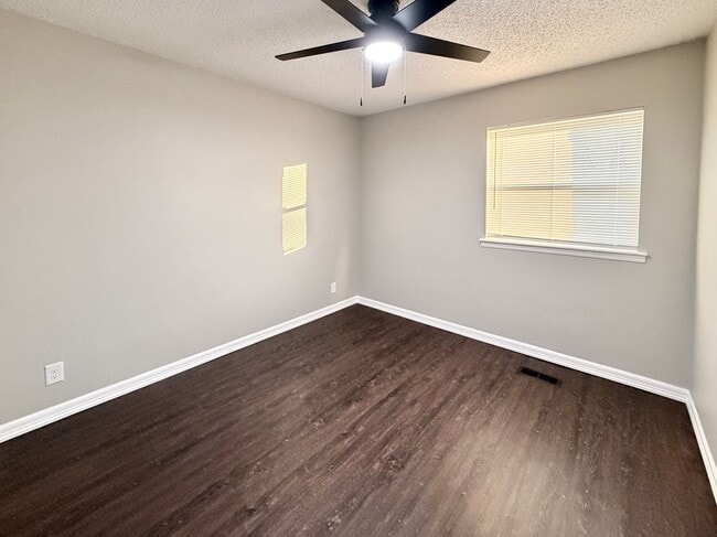 Building Photo - Newly Remodeled 3/2 Jenks Home