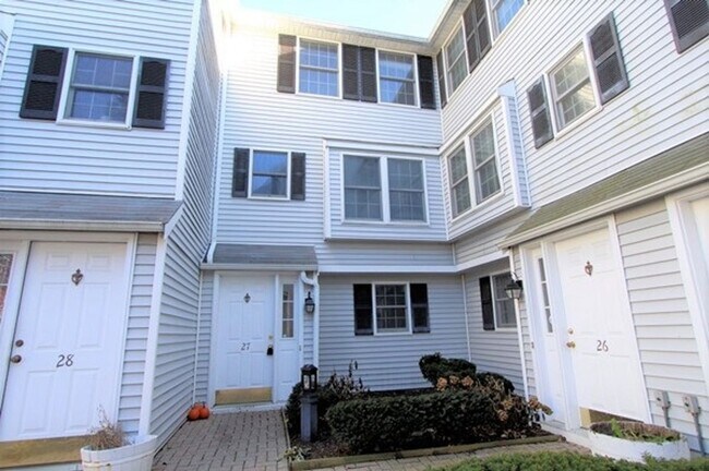 Building Photo - Spacious 3-Bed Townhouse with Wraparound D...