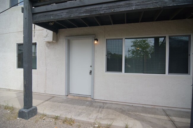 Building Photo - 2 Bedroom 1 Bath Apartment! Close to the UofA and Downtown!