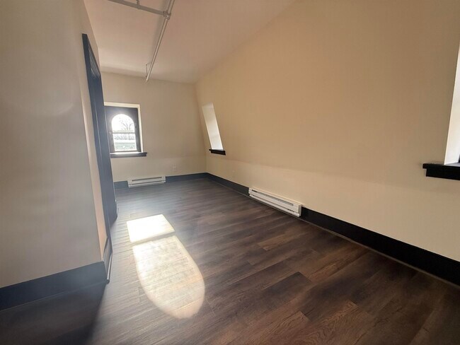 Building Photo - 79 Pine St