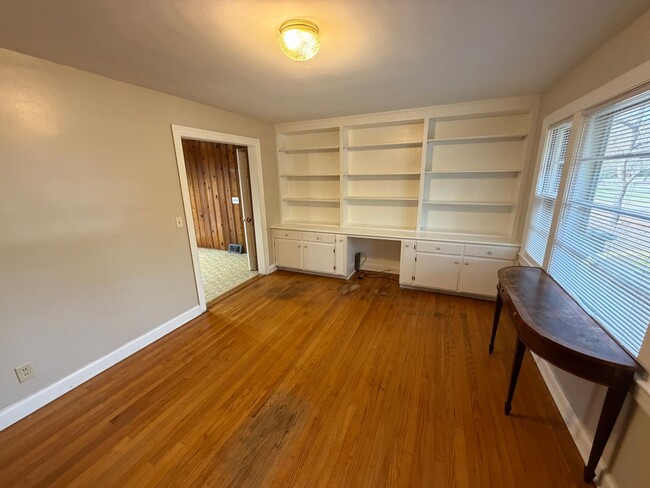 Building Photo - 3 Bedroom Brick Ranch with Large Yard and Bonus Room