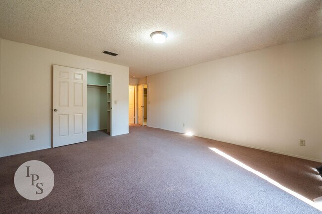 Building Photo - Colett:7579