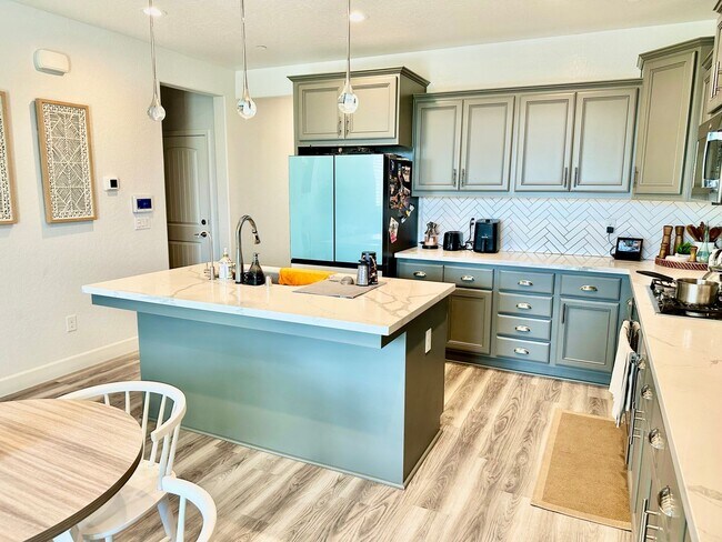 Building Photo - Gorgeous Riverstone 3/2