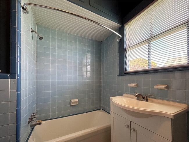 Building Photo - 1710 Avenue O