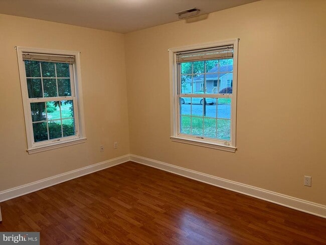 Building Photo - 303 Oak Ave