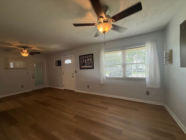 Building Photo - 3 Bedroom 2 Bathroom Updated Deltona Home GREAT Location Available IMMDEIATELY!!