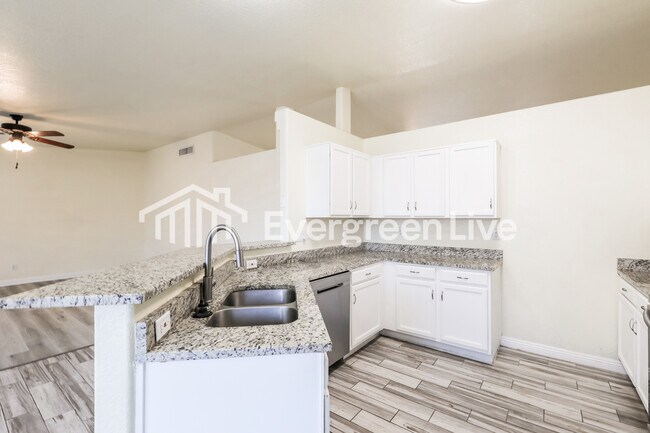 Building Photo - 1462 W Breakwell St