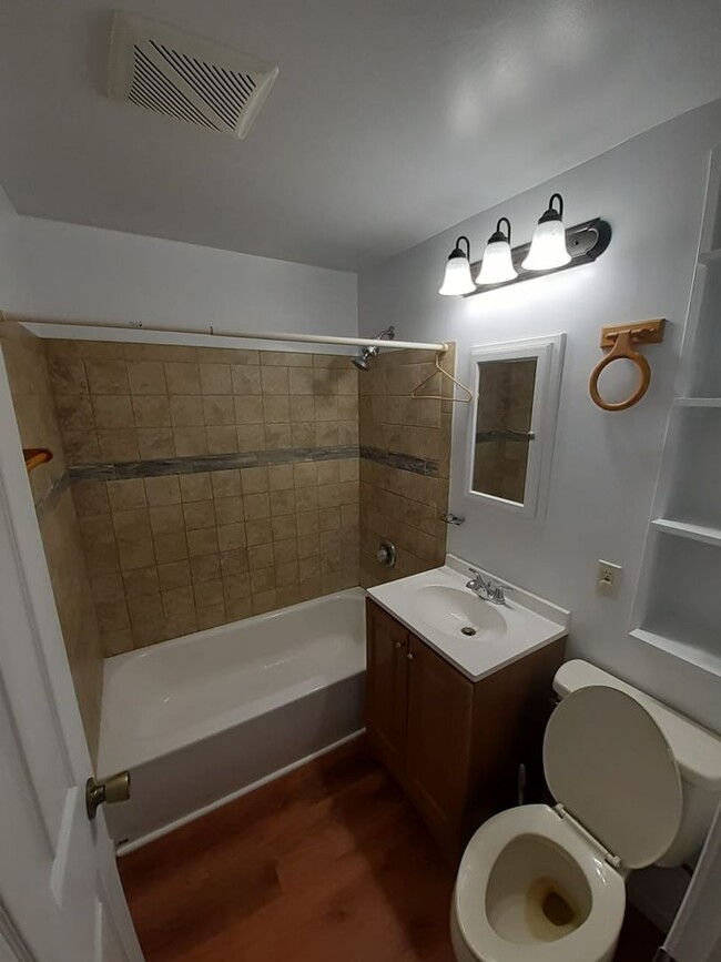 Building Photo - 306 Celery Ave S