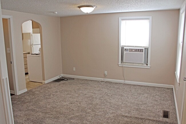 Building Photo - 1-Bedroom, 1-Bath House for Rent
