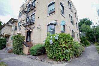 Building Photo - Amazing Inner SE Location - Vintage Charm Abounds!