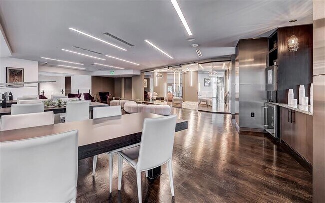 Building Photo - 2322 N Akard St