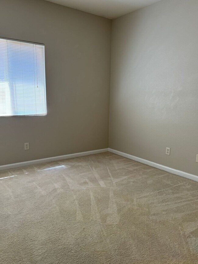 Building Photo - Possible 4th Bedroom