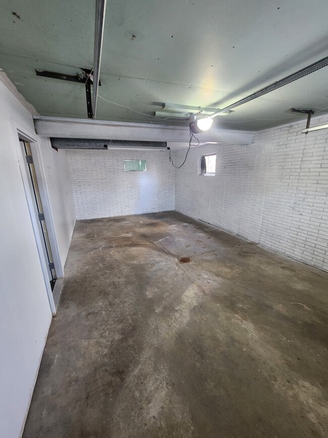 Building Photo - 1625 N Algona St