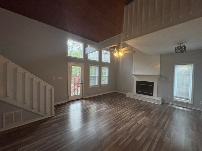 Building Photo - Charming 3 Bed, 2 Bath Tri-Level Home