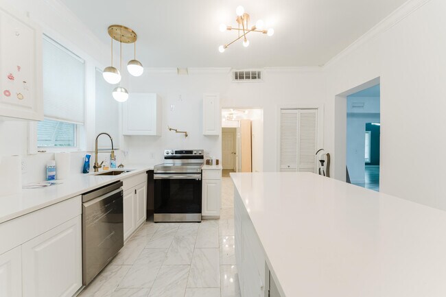 Building Photo - 700 E Palmetto Park Rd