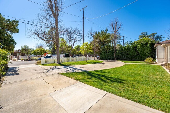 Building Photo - Single-story 3+3 in Woodland Hills w/appli...