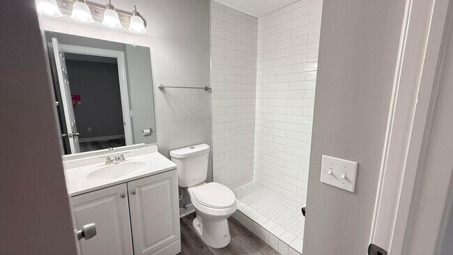 Building Photo - 904 Charleston Way Dr
