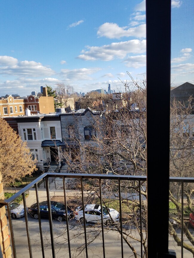 Skyline and Oakdale Avenue Architecture Balcony Views - 832 W Oakdale Ave