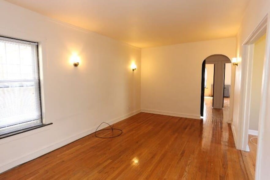 Building Photo - 2208 W Ainslie St