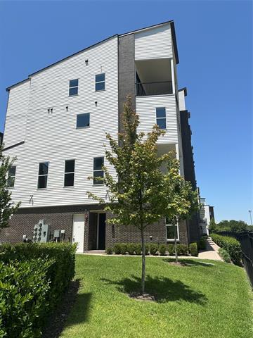 Building Photo - 381 E Greenbriar Ln