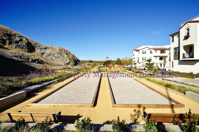 Building Photo - Stunning Modern Townhome in Southern Novato