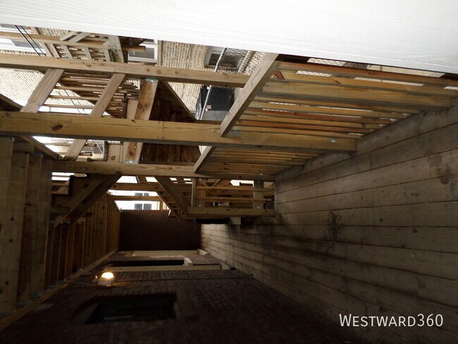 Building Photo - 907 W Cornelia-1N