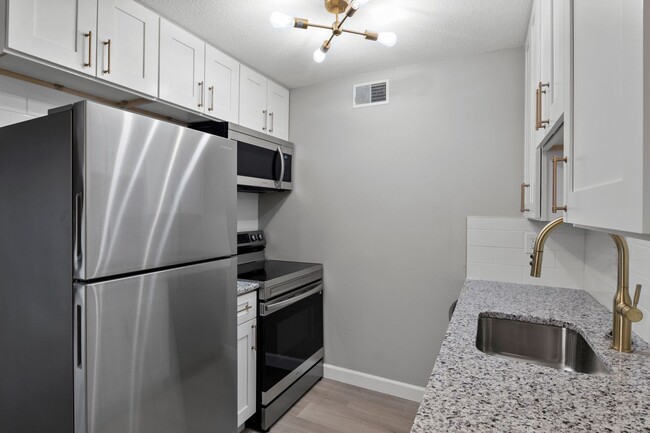 Building Photo - Kenwood: New Renovation! Spacious 2 Bedroo...