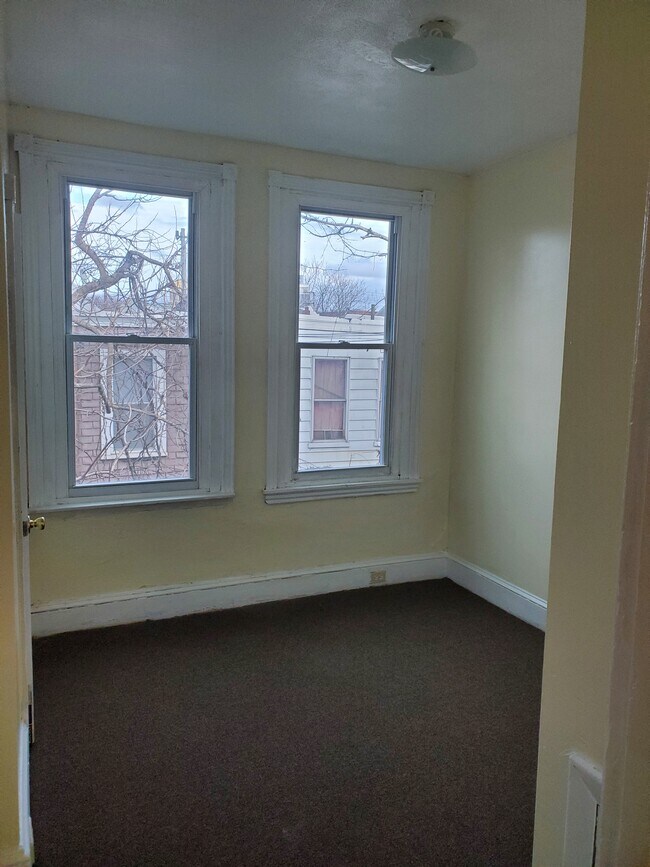 Back bedroom - 4435 N Cleveland St