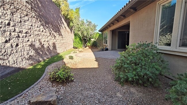 Building Photo - 2868 Josephine Dr