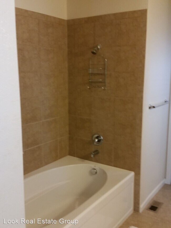 Building Photo - 3 br, 2.5 bath House - 2234 Tamarac St