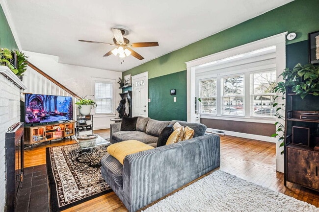 Building Photo - 102 Pear Ave