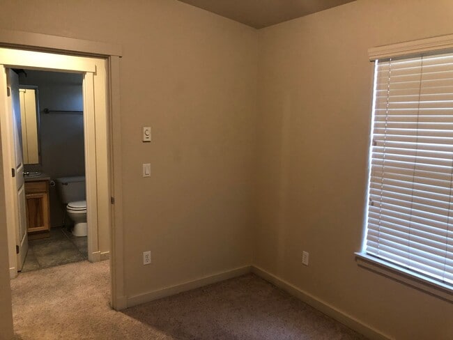 Building Photo - 1 Bed/1 Bath Unit with Garage - Near Old Mill District