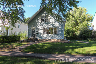 Building Photo - Updated Duplex Across from St. Thomas