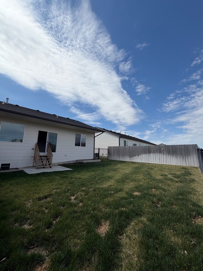 Building Photo - 15672 E 21st St N