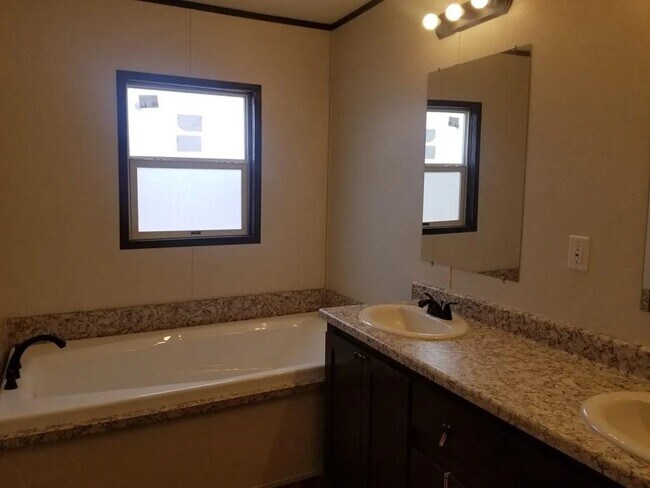 Building Photo - 705 US-385
