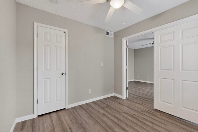 Building Photo - 1812 Buena Vista Dr SE