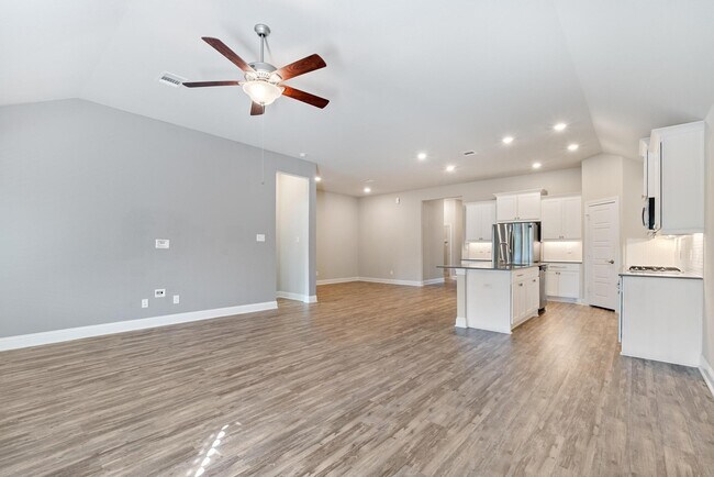 Building Photo - 18716 Laurel Hills Dr