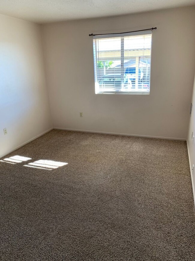 Building Photo - Lower Level Smokey Lane 1 bedroom, 1 bath ...
