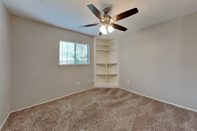 Building Photo - 2102 Turtle Creek Dr