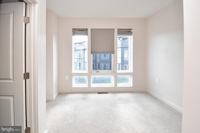 Building Photo - 1550 Trafalgar Ln
