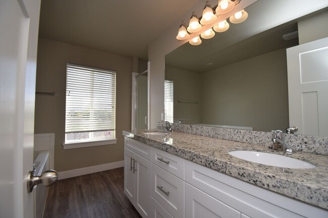 Building Photo - Charming 4 bed Sandy Home, with HOA in Fantastic Location!!!