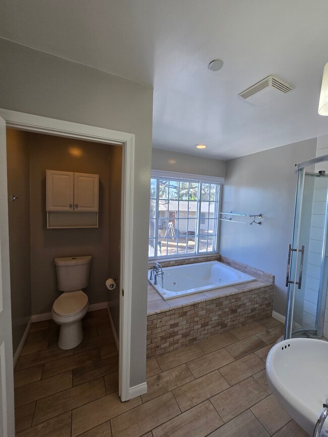 Building Photo - 833 Skyland Dr