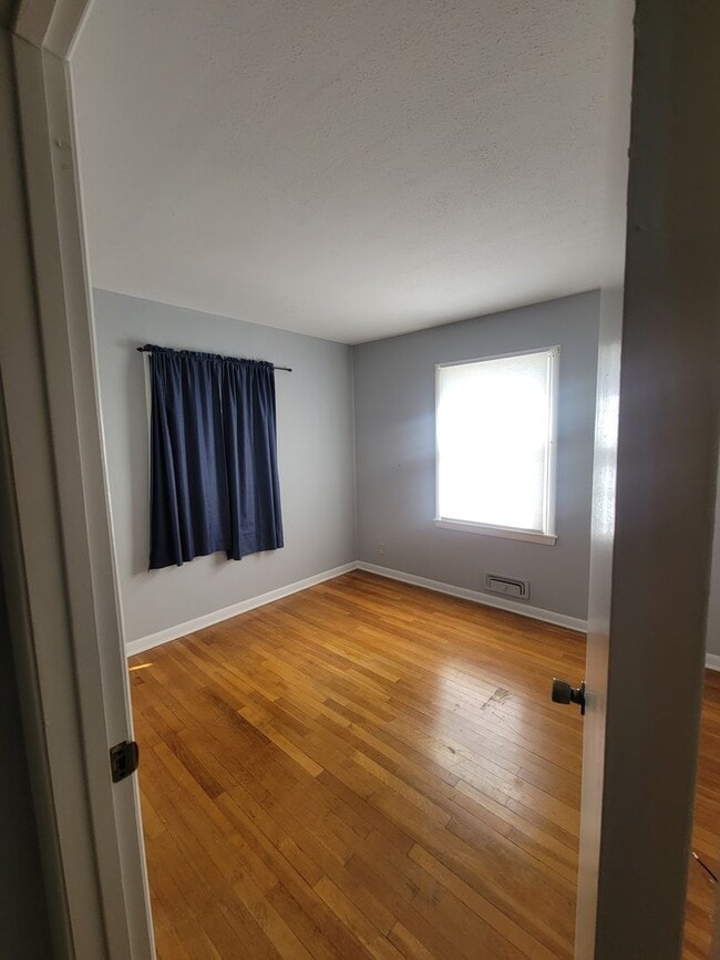 Building Photo - 3 Bd in Meadowbrook Subdivision
