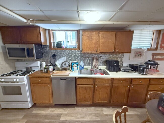 Building Photo - 151 Lathrop St