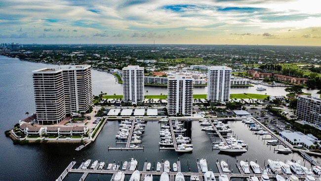 Building Photo - 100 Lakeshore Dr