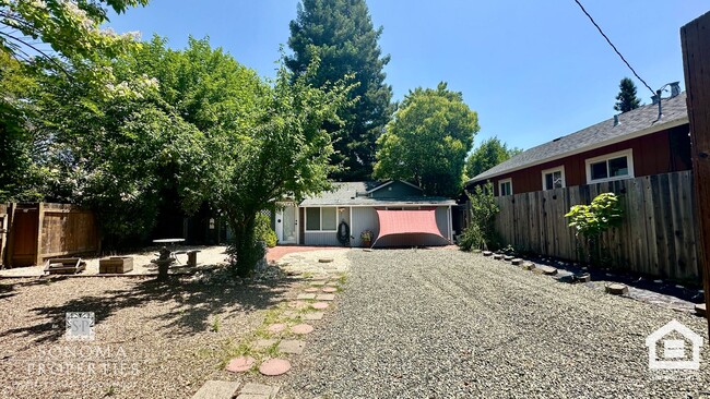 Primary Photo - Charming 1-bedroom Duplex With Paid Utilit...